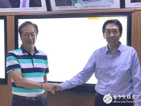 吴恩达与富士康董事长兼首席执行官郭台铭合影-电子元件