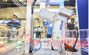 Epson全球首创折臂式六轴机械手臂 突破效能升级表现
