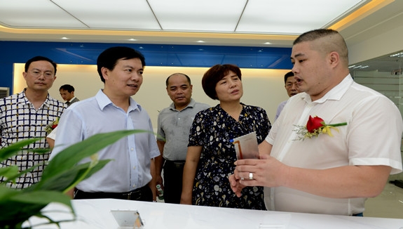 尹正锡一行参观鑫聚威电子科技有限公司产品展示厅