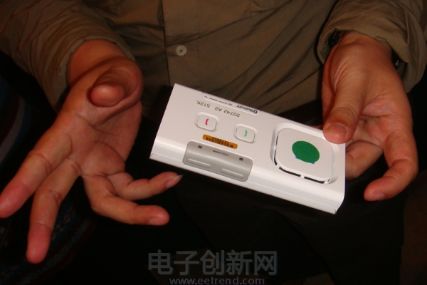 可以放在遮阳板上的蓝牙便携音频设备