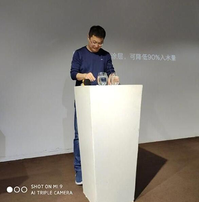 小米总裁深夜爆料红米发布会：实验环节展示新涂层防水实力