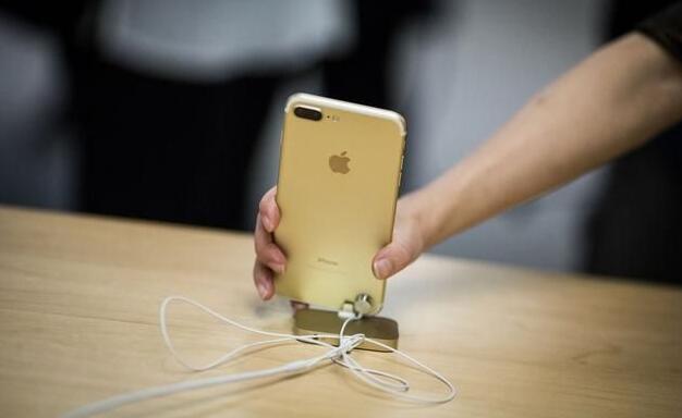 苹果和库克摊上事：iPhone需求下滑被起诉